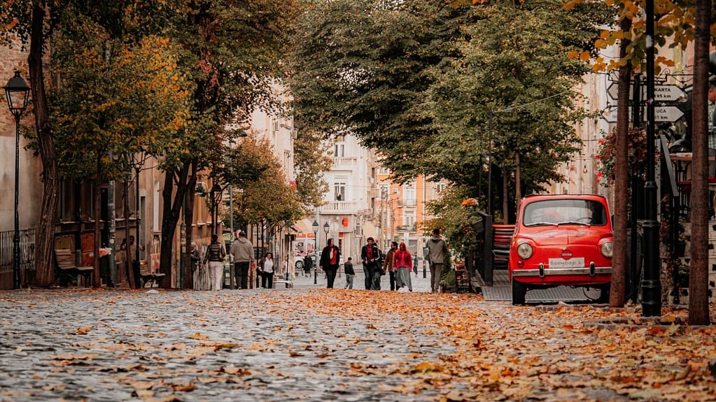 Una cittadina vestita dei colori autunnali. Come rallentare e godere del weekend