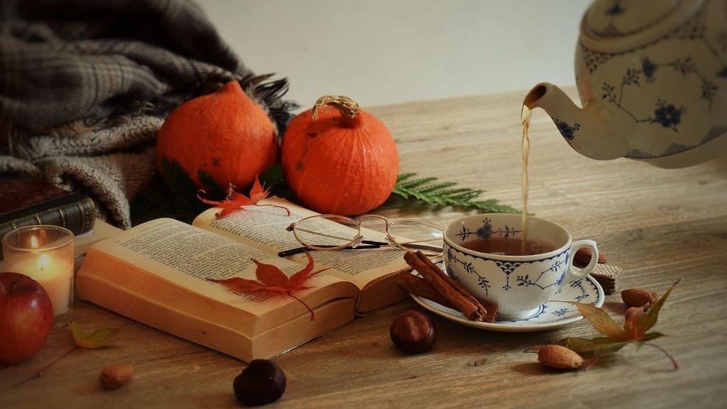 Una coperta, un libro, un the caldo. Hygge e rituali d'autunno per vivere un weekend slow