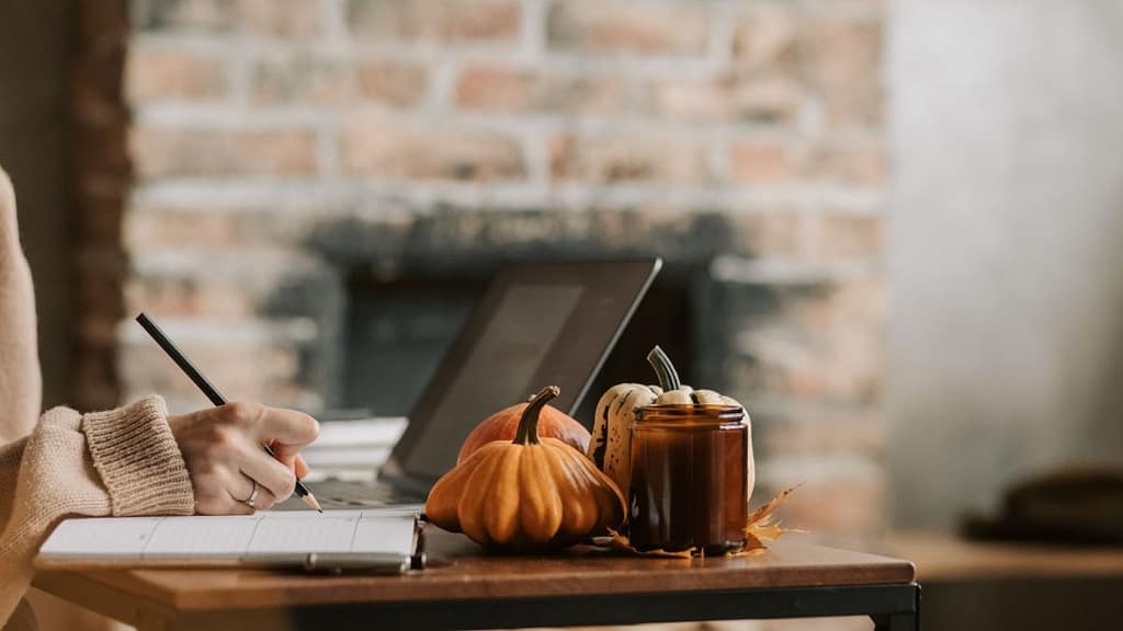 Settembre si torna a lavoro, computer, agenda.