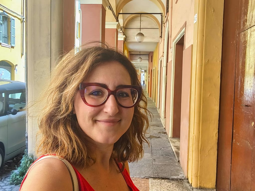 Itinerario Modena Panini. Una mia foto in primo piano, con sfondo i portici di Modena